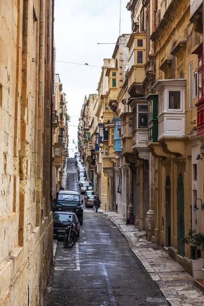Valletta, Malta, üzerinde 8 Ocak 2019. Sokak eski şehrin mimari bir kompleks. Bina cephe dekorasyon karakteristik pitoresk balkon sembolleri Malta biridir