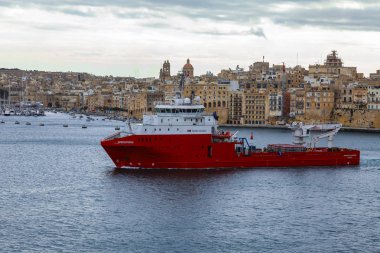 Valletta, Malta, üzerinde 8 Ocak 2019. Kargo gemisi Grand limanda yüzer. Yağmurlu bulutlu hava.