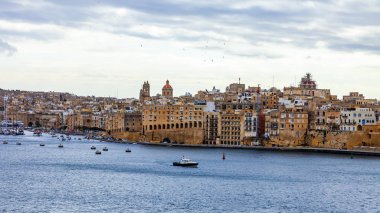 Valletta, Malta, üzerinde 8 Ocak 2019. Anket platformu görünümünden pitoresk Körfez ve üç şehirler. Yağmurlu bulutlu hava.