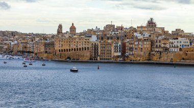 Valletta, Malta, üzerinde 8 Ocak 2019. Anket platformu görünümünden pitoresk Körfez ve üç şehirler. Yağmurlu bulutlu hava.