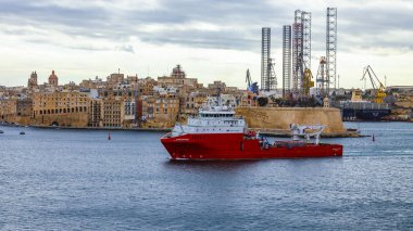 Valletta, Malta, üzerinde 8 Ocak 2019. Kargo gemisi Grand limanda yüzer. Yağmurlu bulutlu hava.