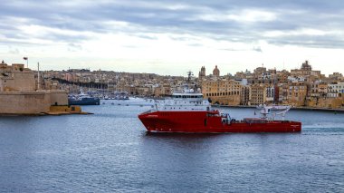 Valletta, Malta, üzerinde 8 Ocak 2019. Kargo gemisi Grand limanda yüzer. Yağmurlu bulutlu hava.
