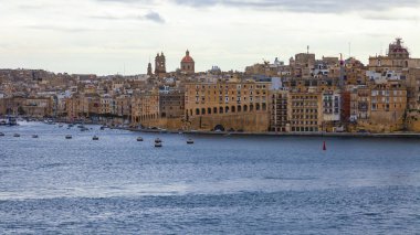 Valletta, Malta, üzerinde 8 Ocak 2019. Anket platformu görünümünden pitoresk Körfez ve üç şehirler. Yağmurlu bulutlu hava.