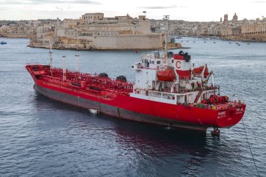 Valletta, Malta, üzerinde 8 Ocak 2019. Kargo gemisi Grand limanda yüzer. Yağmurlu bulutlu hava.