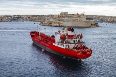 Valletta, Malta, üzerinde 8 Ocak 2019. Kargo gemisi Grand limanda yüzer. Yağmurlu bulutlu hava.