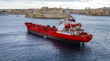 Valletta, Malta, üzerinde 8 Ocak 2019. Kargo gemisi Grand limanda yüzer. Yağmurlu bulutlu hava.