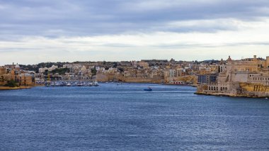 Valletta, Malta, üzerinde 8 Ocak 2019. Anket platformu görünümünden pitoresk Körfez ve üç şehirler. Yağmurlu bulutlu hava.