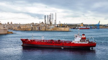 Valletta, Malta, üzerinde 8 Ocak 2019. Kargo gemisi Grand limanda yüzer. Yağmurlu bulutlu hava.