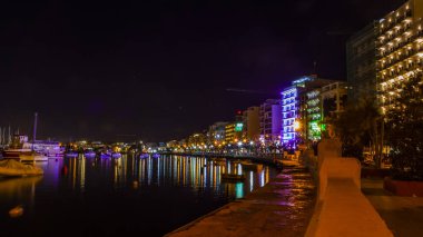 Sliema, Malta, 5 Ocak 2019 tarihinde. Gece bak. defne suya yansıyan akşam yangınlar ile Bay pitoresk setin yaktı