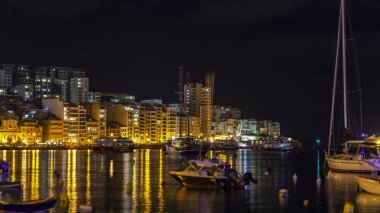 Sliema, Malta, 5 Ocak 2019 tarihinde. Gece bak. defne suya yansıyan akşam yangınlar ile Bay pitoresk setin yaktı