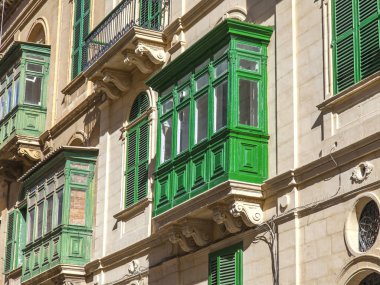 Valletta, Malta, üzerinde 8 Ocak 2019. Eski kasaba evleri geleneksel çeşitli pitoresk balkon özelliği bir Malta sembolleri vardır 