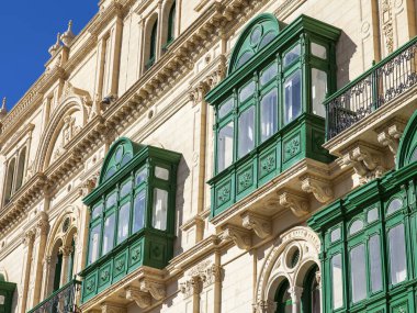 Valletta, Malta, üzerinde 8 Ocak 2019. Eski kasaba evleri geleneksel çeşitli pitoresk balkon özelliği bir Malta sembolleri vardır 