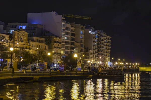 马耳他斯利马 2019年1月5日 晚上看 海湾风景如画的堤防点燃了晚上的火 反映在海湾的水 — 图库照片