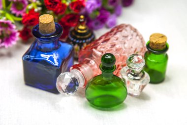 Kozmetik vintage şişeler ve arka plan üzerinde rengarenk çiçekler