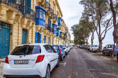 Valletta, Malta, üzerinde 8 Ocak 2019. Sokak eski şehrin mimari bir kompleks. Bina cephe dekorasyon karakteristik pitoresk balkon sembolleri Malta biridir