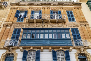 Valletta, Malta, üzerinde 8 Ocak 2019. Eski kasaba evleri geleneksel çeşitli pitoresk balkon özelliği bir Malta sembolleri vardır 