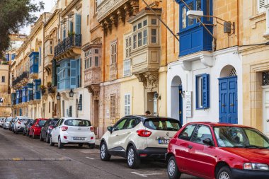 Valletta, Malta, üzerinde 8 Ocak 2019. Sokak eski şehrin mimari bir kompleks. Bina cephe dekorasyon karakteristik pitoresk balkon sembolleri Malta biridir