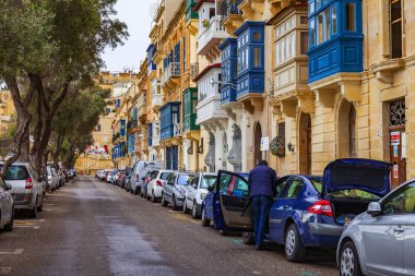 Valletta, Malta, üzerinde 8 Ocak 2019. Sokak eski şehrin mimari bir kompleks. Bina cephe dekorasyon karakteristik pitoresk balkon sembolleri Malta biridir