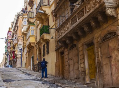 Valletta, Malta, üzerinde 8 Ocak 2019. Sokak eski şehrin mimari bir kompleks. Bina cephe dekorasyon karakteristik pitoresk balkon sembolleri Malta biridir
