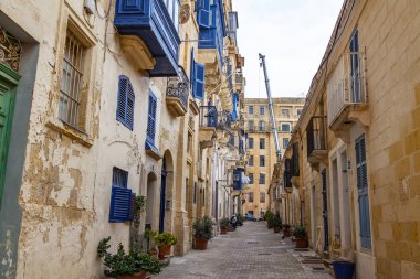 Valletta, Malta, üzerinde 8 Ocak 2019. Sokak eski şehrin mimari bir kompleks. Bina cephe dekorasyon karakteristik pitoresk balkon sembolleri Malta biridir
