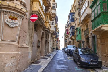 Valletta, Malta, üzerinde 8 Ocak 2019. Sokak eski şehrin mimari bir kompleks. Bina cephe dekorasyon karakteristik pitoresk balkon sembolleri Malta biridir