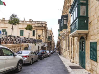 Valletta, Malta, üzerinde 8 Ocak 2019. Sokak eski şehrin mimari bir kompleks. Bina cephe dekorasyon karakteristik pitoresk balkon sembolleri Malta biridir