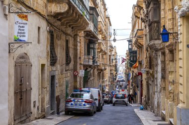 Valletta, Malta, üzerinde 8 Ocak 2019. Sokak eski şehrin mimari bir kompleks. Bina cephe dekorasyon karakteristik pitoresk balkon sembolleri Malta biridir