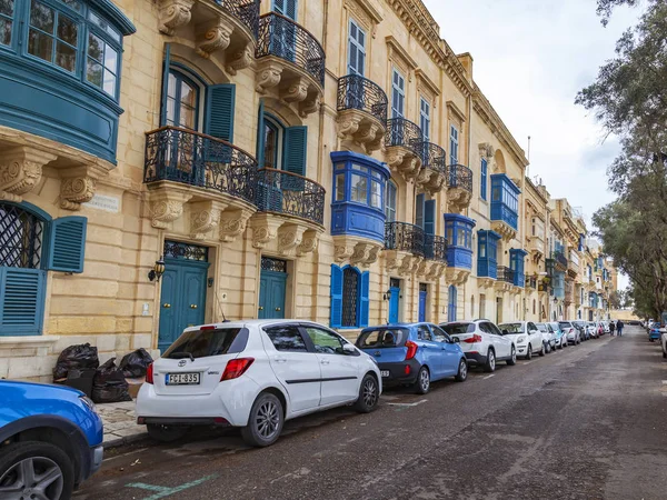 Valletta, Malta, üzerinde 8 Ocak 2019. Sokak eski şehrin mimari bir kompleks. Bina cephe dekorasyon karakteristik pitoresk balkon sembolleri Malta biridir