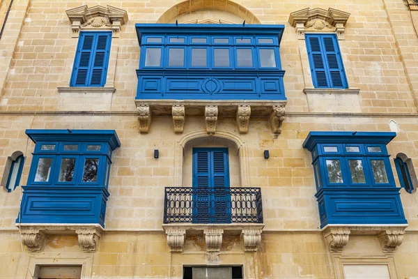 Valletta, Malta, üzerinde 8 Ocak 2019. Eski kasaba evleri geleneksel çeşitli pitoresk balkon özelliği bir Malta sembolleri vardır 