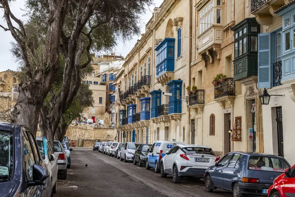 Valletta, Malta, üzerinde 8 Ocak 2019. Sokak eski şehrin mimari bir kompleks. Bina cephe dekorasyon karakteristik pitoresk balkon sembolleri Malta biridir