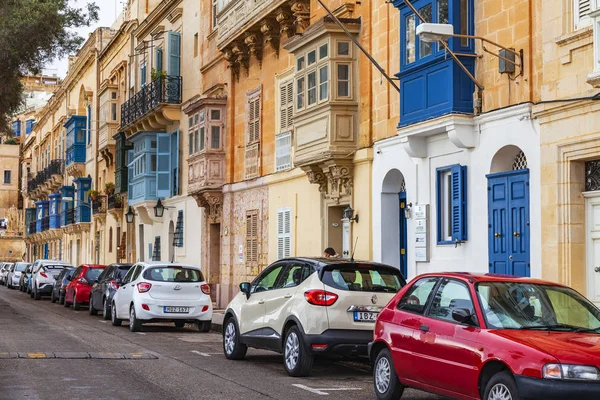 Valletta, Malta, üzerinde 8 Ocak 2019. Sokak eski şehrin mimari bir kompleks. Bina cephe dekorasyon karakteristik pitoresk balkon sembolleri Malta biridir