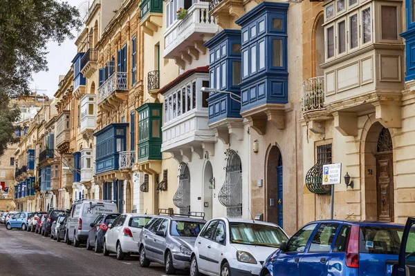 Valletta, Malta, üzerinde 8 Ocak 2019. Sokak eski şehrin mimari bir kompleks. Bina cephe dekorasyon karakteristik pitoresk balkon sembolleri Malta biridir