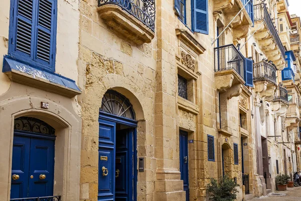 Valletta, Malta, üzerinde 8 Ocak 2019. Sokak eski şehrin mimari bir kompleks. Bina cephe dekorasyon karakteristik pitoresk balkon sembolleri Malta biridir