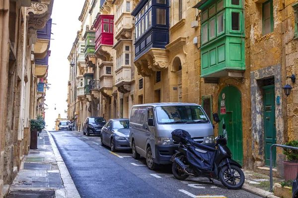 Valletta, Malta, üzerinde 8 Ocak 2019. Sokak eski şehrin mimari bir kompleks. Bina cephe dekorasyon karakteristik pitoresk balkon sembolleri Malta biridir