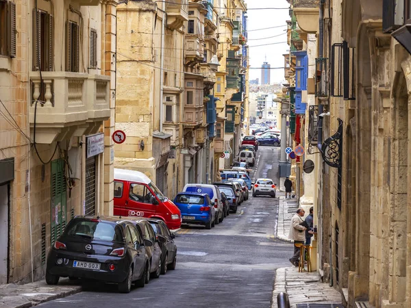 Valletta, Malta, üzerinde 8 Ocak 2019. Sokak eski şehrin mimari bir kompleks. Bina cephe dekorasyon karakteristik pitoresk balkon sembolleri Malta biridir