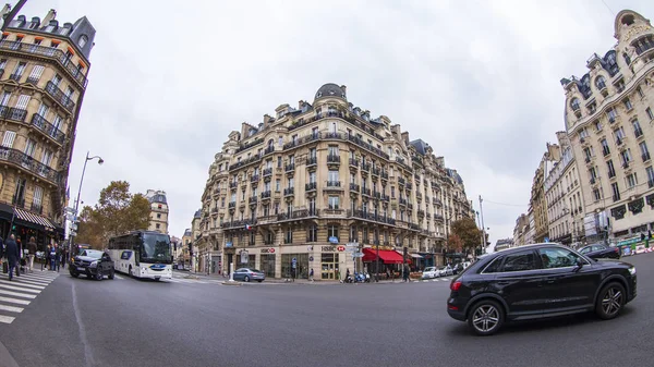 PARIS, FRANÇA - 01 De Dezembro De 2016: Carro Alemão Esperta Bonita De Uma  Empresa De Partilha De Carro Estacionado Na Frente De Uma Casa - Lente Tilt- shift Fotos, retratos, imágenes y