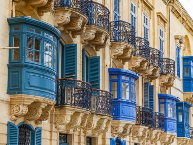 Valletta, Malta, üzerinde 8 Ocak 2019. Eski kasaba evleri geleneksel çeşitli pitoresk balkon özelliği bir Malta sembolleri vardır 