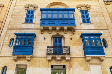 Valletta, Malta, üzerinde 8 Ocak 2019. Eski kasaba evleri geleneksel çeşitli pitoresk balkon özelliği bir Malta sembolleri vardır 