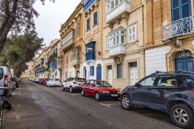Valletta, Malta, üzerinde 8 Ocak 2019. Tarihi bina çevresinde bir mimari kompleksi. Pitoresk karakteristik Balkonlu binaların cephe süslemeleri ve sembolleri Malta biridir.