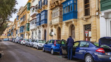 Valletta, Malta, üzerinde 8 Ocak 2019. Tarihi bina çevresinde bir mimari kompleksi. Pitoresk karakteristik Balkonlu binaların cephe süslemeleri ve sembolleri Malta biridir.