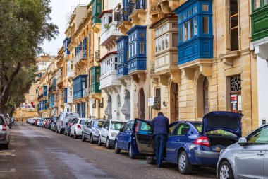 Valletta, Malta, üzerinde 8 Ocak 2019. Tarihi bina çevresinde bir mimari kompleksi. Pitoresk karakteristik Balkonlu binaların cephe süslemeleri ve sembolleri Malta biridir.
