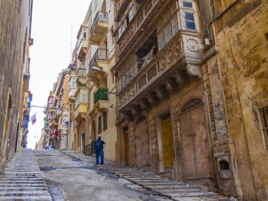 Valletta, Malta, üzerinde 8 Ocak 2019. bir merdiven eski şehrin pitoresk yoIda. Bina cephe dekorasyon karakteristik pitoresk balkon sembolleri Malta biridir