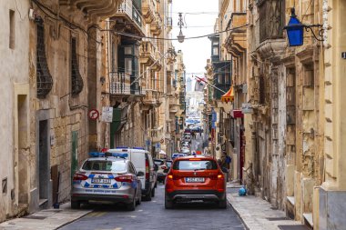 Valletta, Malta, üzerinde 8 Ocak 2019. Tarihi bina çevresinde bir mimari kompleksi. Pitoresk karakteristik Balkonlu binaların cephe süslemeleri ve sembolleri Malta biridir.