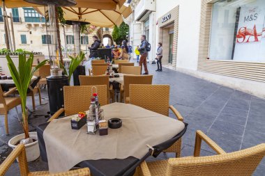 Valletta, Malta, üzerinde 8 Ocak 2019. İnsanlar eski şehrin yoğun alışveriş caddesi boyunca gidin. Masalara sokak Cafe ziyaretçiler için