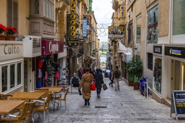 Valletta, Malta, üzerinde 8 Ocak 2019. Kentsel görünümü. İnsanlar meşgul alışveriş caddesi eski şehrin birlikte gitmek. 