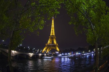Tarih 23 Ekim 2018, Paris, Fransa. Eyfel Kulesi (fr. tour Eiffel) akşam aydınlatma. Balık-gözü görünümü
