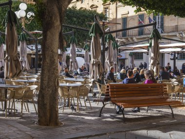 Valletta, Malta, üzerinde 8 Ocak 2019. İnsanlar yemek ve eski şehrin sokak kafe masalarında biraz dinlen