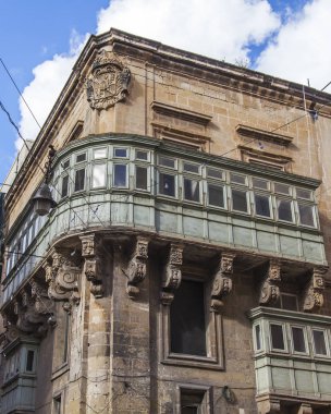 Valletta, Malta, üzerinde 8 Ocak 2019. Eski kasaba evleri geleneksel çeşitli pitoresk balkon özelliği bir Malta sembolleri vardır 