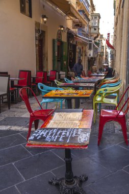 Valletta, Malta, üzerinde 8 Ocak 2019. İnsanlar eski şehrin yoğun alışveriş caddesi boyunca gidin. Masalara sokak Cafe ziyaretçiler için