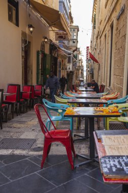 Valletta, Malta, üzerinde 8 Ocak 2019. İnsanlar eski şehrin yoğun alışveriş caddesi boyunca gidin. Masalara sokak Cafe ziyaretçiler için